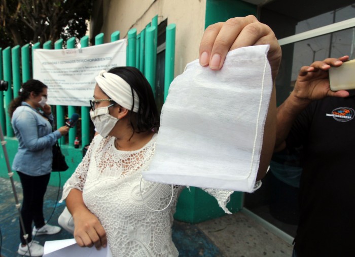 Veracruz, Ver.- Personal médico del IMSS No.71, en el puerto de Veracruz, muestran la mala calidad de los cubrebocas que les proporcionaron para protegerse del Covid-19. Foto: Victor Yañez/ Avc Noticias